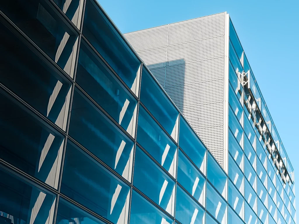 Hevron – façades vitrées et tôles perforées de la Nouvelle Comédie de Genève