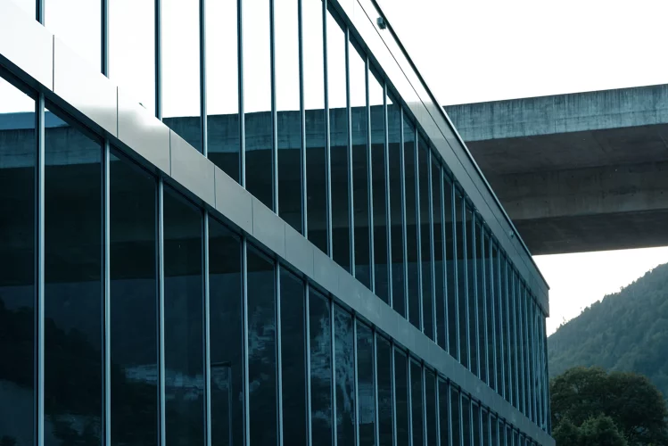 Projet Helios Courtételle – façades métalliques et étanchéité réalisées par Hevron